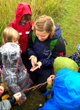 Heidi Faris showing a tiny turtle to a group of young children