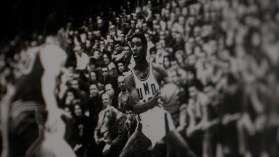 Old black and white photo of Harry Oden on the basketball court, playing a game