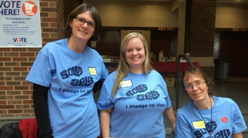 Sandra van den Bosse and two Social Work students, all 3 wearing a blue t-shirt that reads "I pledge to vote"
